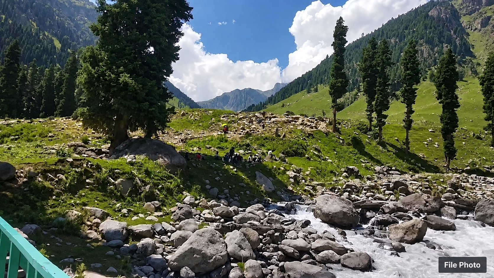 लेफ्टिनेंट जनरल प्रतीक शर्मा ने उधमपुर में दो आतंकवादियों का सफाया करने के लिए व्हाइट नाइट कोर की सराहना की