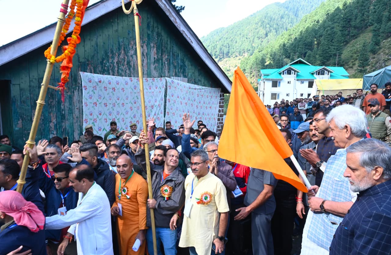 जम्मू-कश्मीर: उप-राज्यपाल मनोज सिन्हा ने गांदरबल से वार्षिक पवित्र हरमुख-गंगबल यात्रा को झंडी दिखाकर रवाना किया