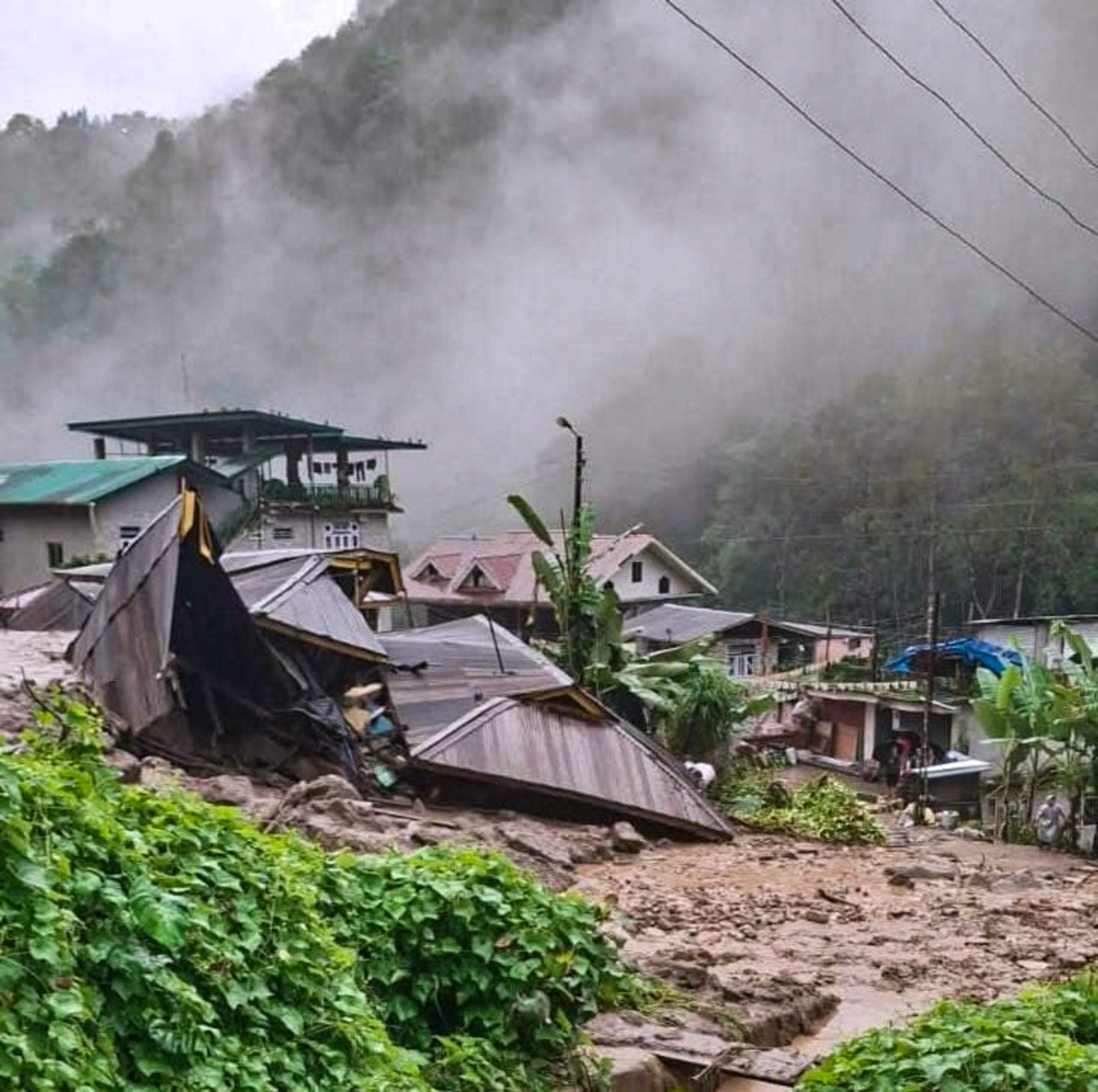 सिक्किम के ग्यालशिंग जिले में भूस्खलन से कई मकान क्षतिग्रस्त