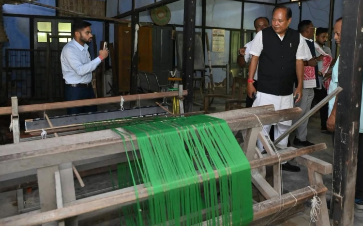 হস্ততাঁত, বস্ত্ৰ আৰু ৰেচম মন্ত্রী বিশ্বজিৎ দৈমাৰীৰ বৰপেটাৰ গণককুছিৰ হস্ততাঁত প্রশিক্ষণ কেন্দ্ৰ পৰিদৰ্শন