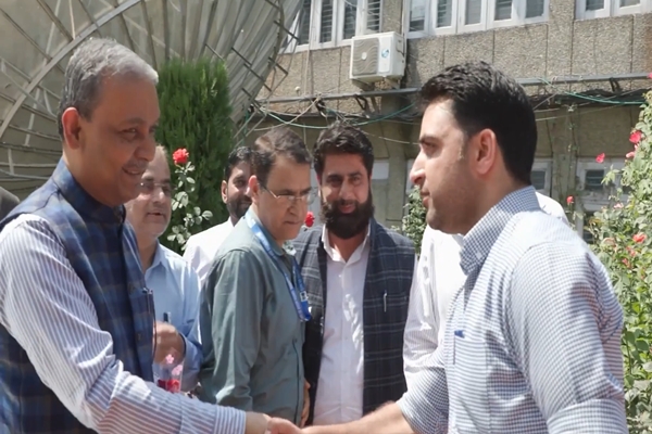 I&B secretary reviews working of MIB’s various units in Kashmir