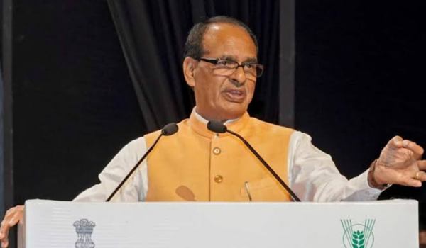 कृषि मंत्री शिवराज सिंह चौहान ने सूखा प्रभावित क्षेत्रों में खेती को बढ़ावा देने पर जोर दिया