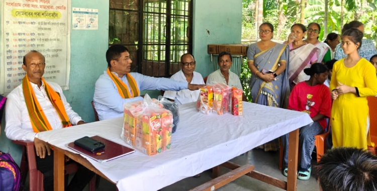 ধেমাজি মাছখোৱাস্থিত এনাজৰী শিশুগৃহ, সর্বোগ্ৰাম সেৱা সংঘৰ অনাথ শিশুসকলৰ সৈতে সাংসদ প্রদান বৰুৱা আৰু বিধায়ক জীৱন গগৈৰ বাৰ্তালাপ