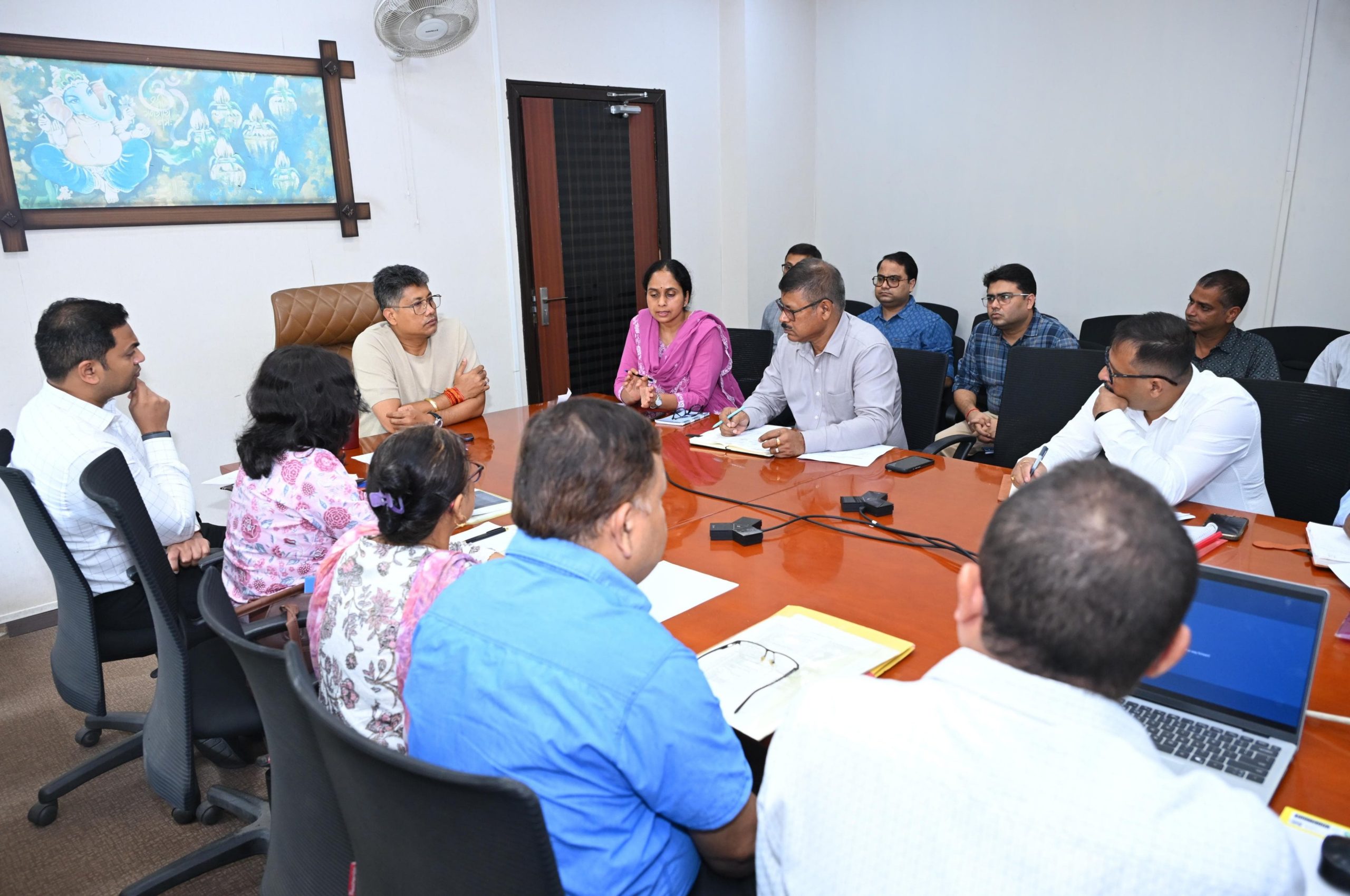 কৃষি বিভাগৰ আয়ুক্ত, কৃষি সঞ্চালক আৰু শীর্ষ বিষয়াৰে মন্ত্ৰী পীযুষ হাজৰিকাৰ পর্যালোচনা বৈঠক