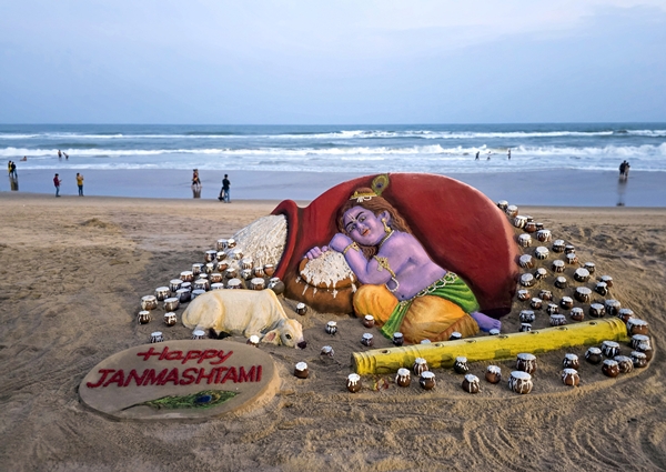 Prez, Vice Prez, PM and Union Ministers extend greetings on occasion of Janmashtami