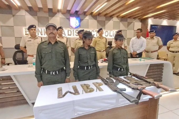 पश्चिम बंगाल के बांकुड़ा में 2 महिलाओं समेत 3 शीर्ष माओवादी कमांडरों ने किया आत्मसमर्पण