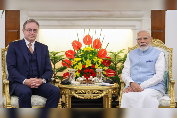 বেলজিয়ামৰ প্রধানমন্ত্রী বার্ট ডে বেভাৰৰ সৈতে দেশ দুখনৰ মাজত বিভিন্ন ক্ষেত্ৰত দ্বিপাক্ষিক বাণিজ্য সন্দর্ভত প্রধানমন্ত্রী নৰেন্দ্র মোদীৰ আলোচনা