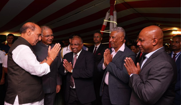 रक्षा मंत्री राजनाथ सिंह ने कोलंबो में पूर्व क्रिकेटरों अरविंद डी सिल्वा, सनथ जयसूर्या और चामिंडा वास से मुलाकात की