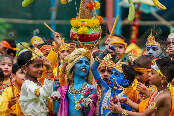 गुजरात में जन्माष्टमी का पर्व धूमधाम और श्रद्धा के साथ मनाया जा रहा है