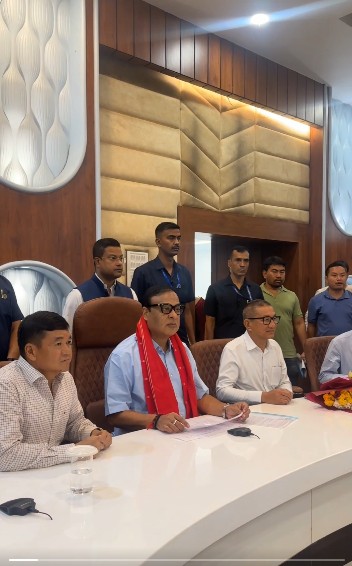 কার্বি আংলং স্বায়ত্তশাসিত পৰিষদৰ প্ৰতিনিধি বৰ্গৰ সৈতে ড০ হিমন্ত বিশ্ব শৰ্মাৰ বৈঠক