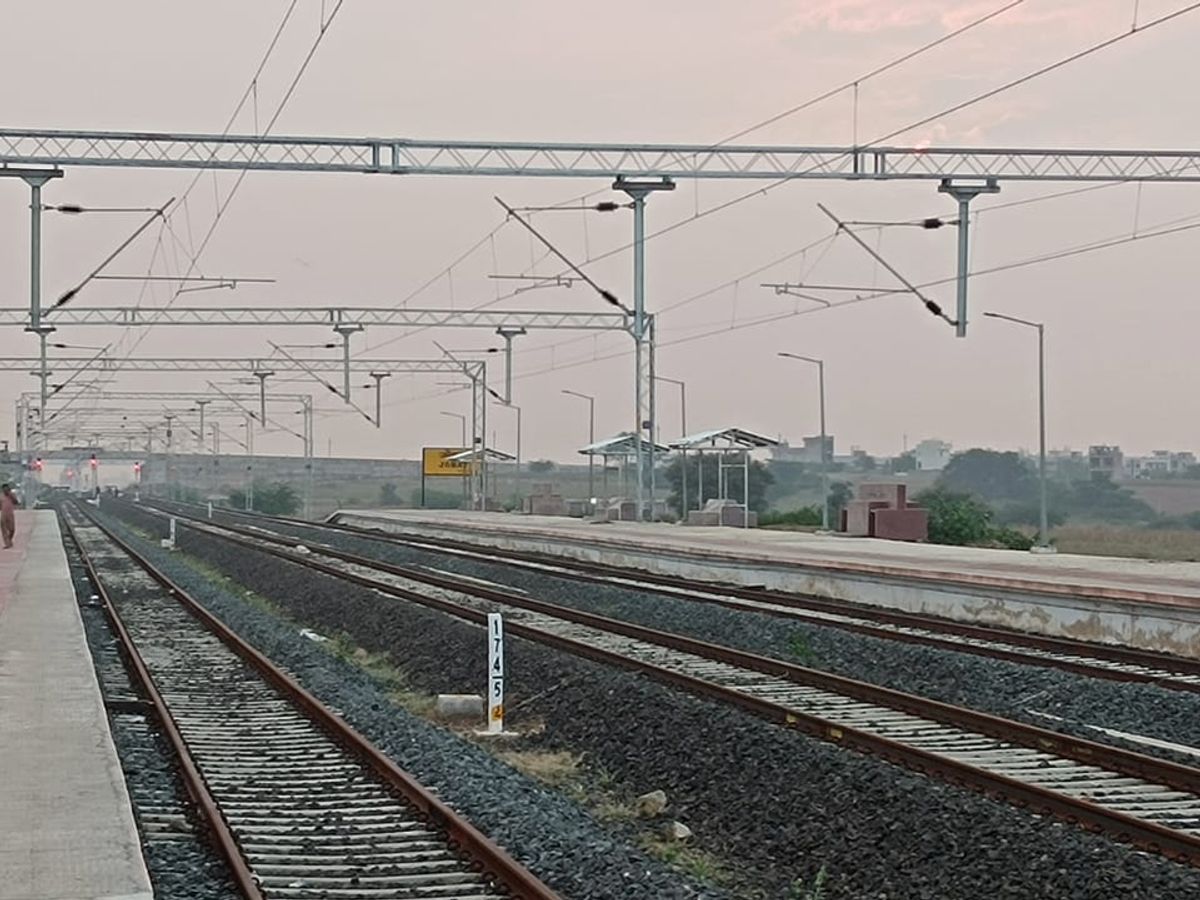 सोलापुर डिवीजन के 7 रेलवे स्टेशनों पर 200 करोड़ रुपये की लागत से इलेक्ट्रॉनिक इंटरलॉकिंग परियोजना को मंजूरी