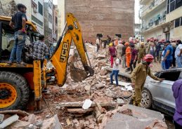 Delhi: Building Collapses in Moti Bagh; Rescue Operation Underway Delhi: Building Collapses in Moti Bagh; Rescue Operation Underway