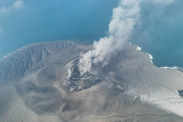 Volcanic Eruption Disrupts Air Travel in Indonesia, Over 1.5 Lakh Passengers Stranded