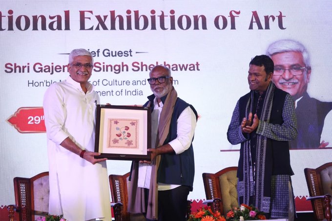 केंद्रीय मंत्री गजेंद्र सिंह शेखावत ने 65वीं राष्ट्रीय कला प्रदर्शनी में विजेता कलाकारों को सम्मानित किया