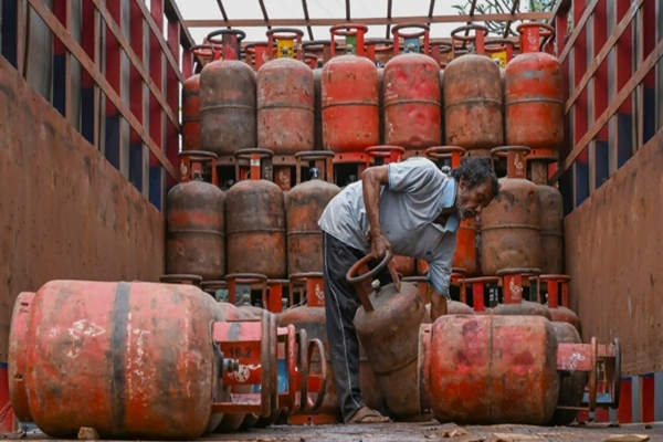Biometric Aadhaar Authentication Mandatory for Subsidised LPG Refills From October 1