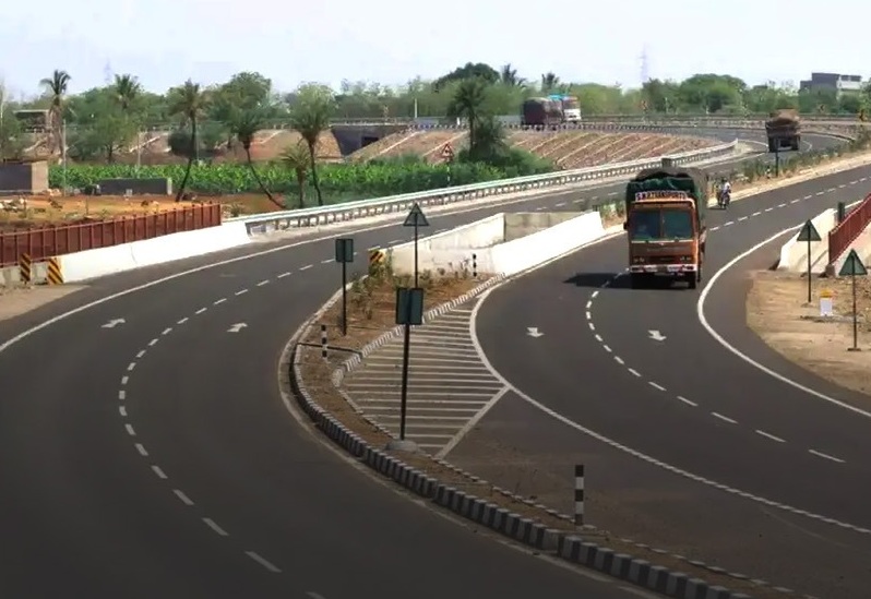 राष्ट्रीय राजमार्गों के विस्तार से संपर्क सुविधाएं मजबूत हुई हैं