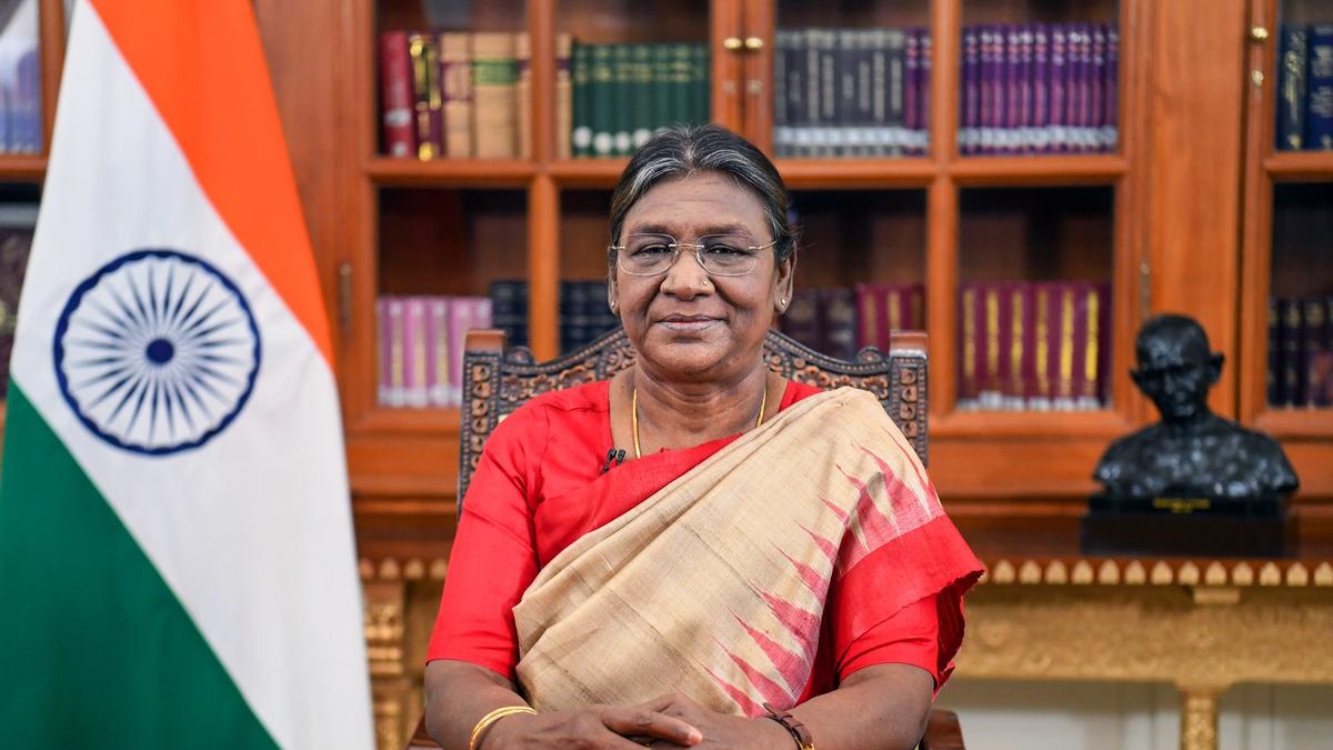 शिक्षक दिवस पर राष्ट्रपति मुर्मु ने किया शिक्षकों से प्रौद्योगिकी अपनाने और नवीन शिक्षण पद्धतियों को लागू करने का आग्रह