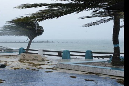 United States: Hawaii declares emergency as Hurricane Lowell strengthens to Category 4