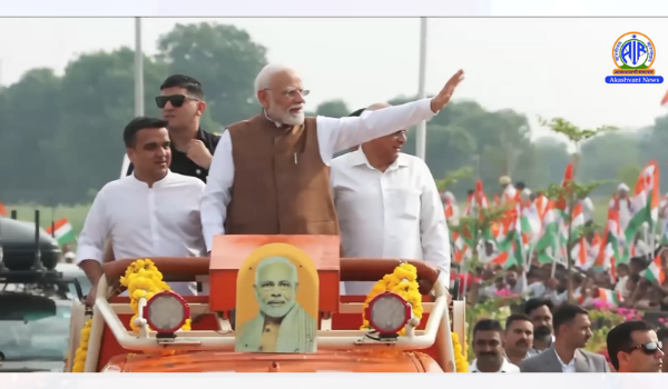 प्रधानमंत्री मोदी गुजरात दौरे पर, बनासकांठा में लोगों ने किया भव्य स्वागत