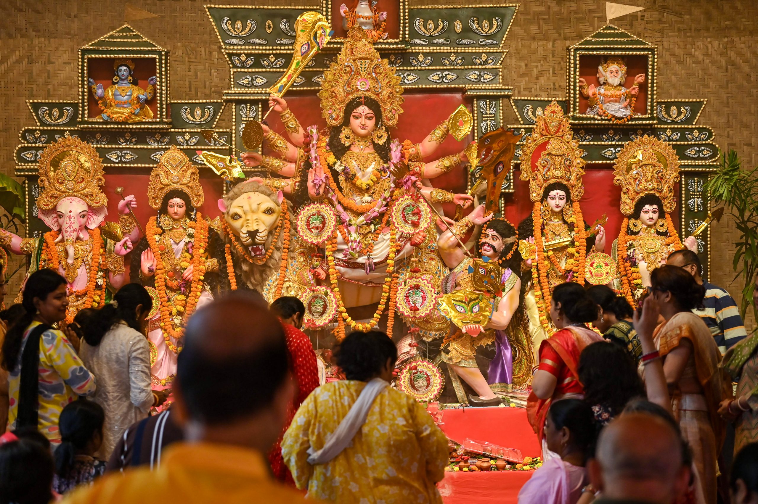 पश्चिम बंगाल में महाअष्टमी आज, भगदड़ की घटना के बाद सभी पूजा पंडालों में सुरक्षा कड़ी