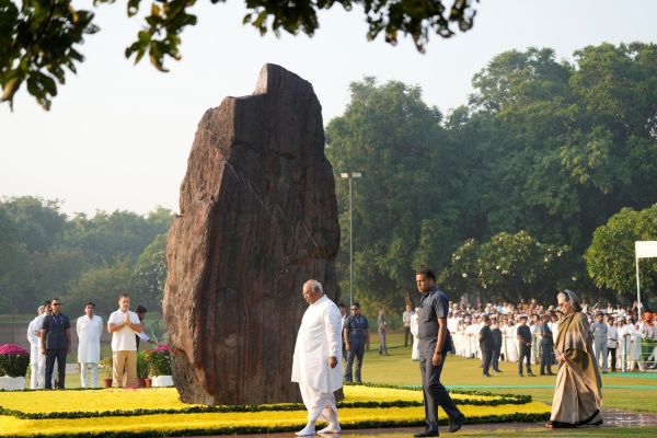 Nation pays tribute to former PM Indira Gandhi on death anniversary