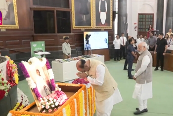 PM Modi & other leaders pay tribute to Mahatma Gandhi and Lal Bahadur Shastri at Samvidhan Sadan