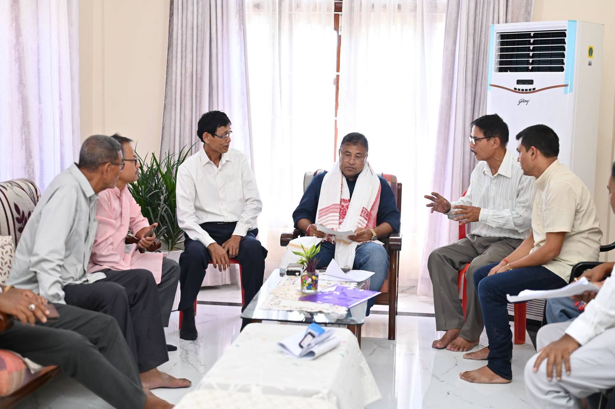 উদ্যোগ আৰু বাণিজ্য বিভাগৰ মন্ত্ৰী বিমল বৰাৰ গুৰুত্বপূর্ণ বৈঠক