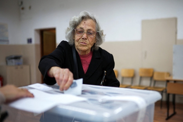 Bulgaria: Low voter turnout leads to runoff elections for President