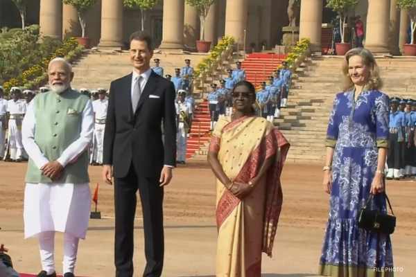 राष्ट्रपति द्रौपदी मुर्मु और प्रधानमंत्री नरेंद्र मोदी ने राष्ट्रपति भवन के प्रांगण में प्रिंस एलोइस का औपचारिक स्वागत किया
