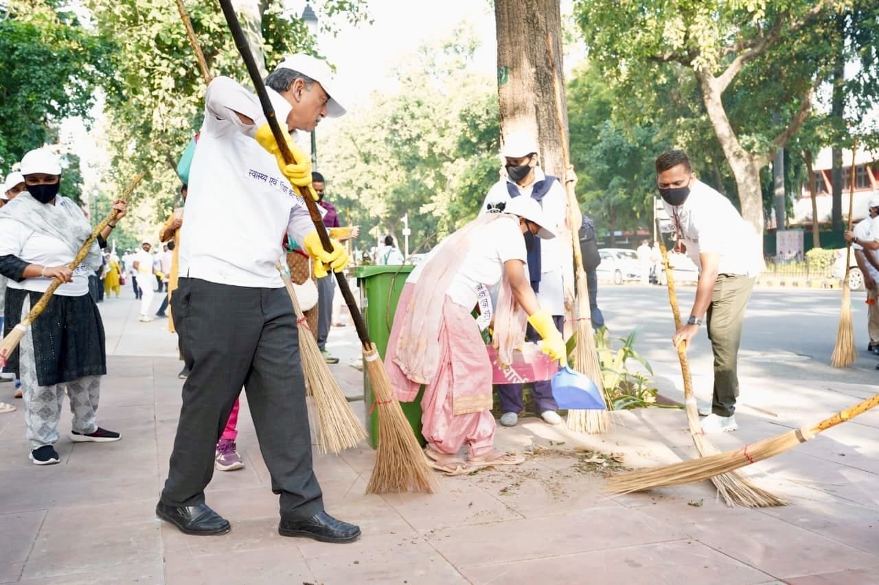राष्ट्रव्यापी ‘एक दिन, एक घंटा, एक साथ’ स्वच्छता अभियान में कई केंद्रीय मंत्रियों ने लिया हिस्सा