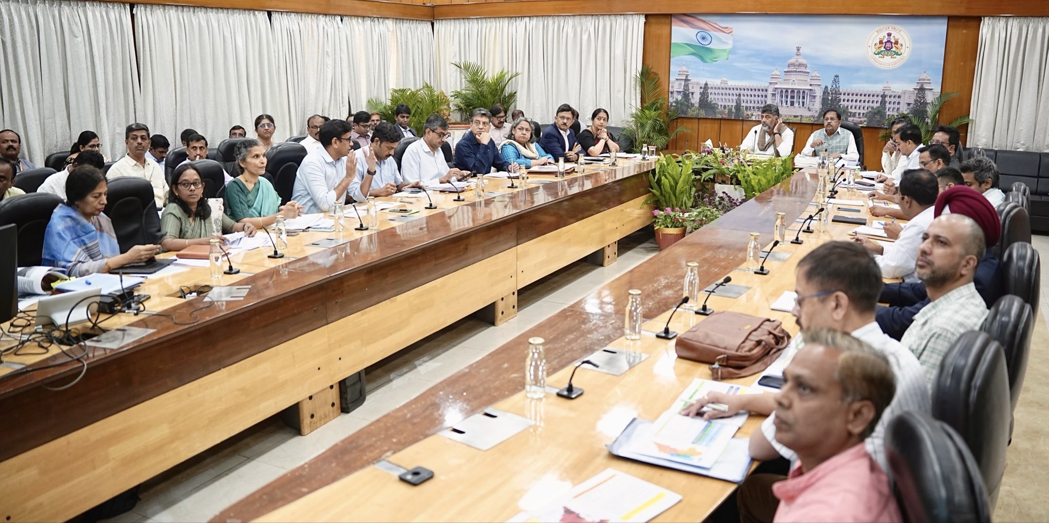 कर्नाटक में सूखे की स्थिति का आकलन करने के लिए एक उच्च स्तरीय केंद्रीय दल बेंगलुरु पहुंचा