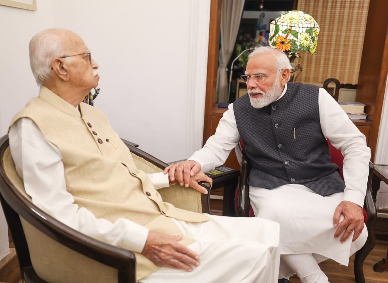 प्रधानमंत्री मोदी ने वरिष्ठ भाजपा नेता लाल कृष्‍ण आडवाणी से मुलाकात की