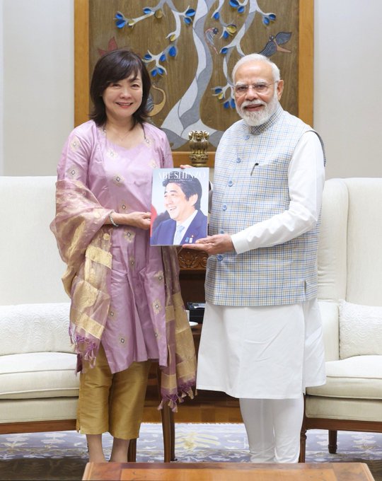 प्रधानमंत्री नरेंद्र मोदी ने दिवंगत जापानी पूर्व प्रधानमंत्री शिंजो आबे की पत्नी अकी आबे से मुलाकात की
