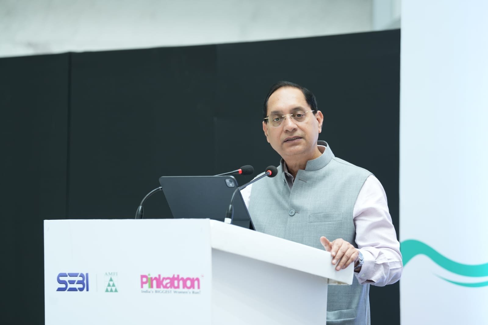 सेबी अध्यक्ष तुहिन कांता पांडे ने वित्तीय फैसलों और निवेश में महिलाओं की अधिक भागीदारी की अपील की