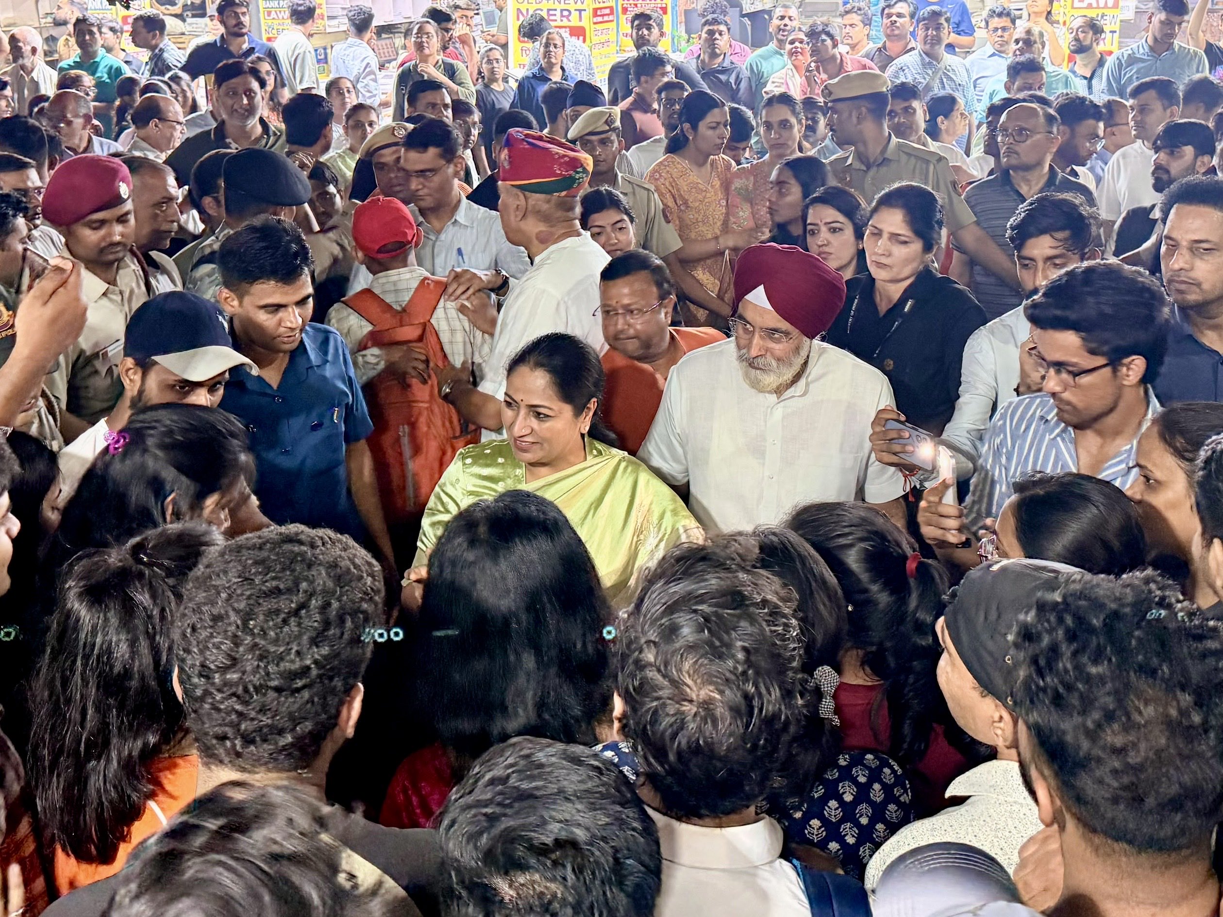 दिल्ली की मुख्यमंत्री रेखा गुप्ता ने मुखर्जी नगर के शैक्षणिक क्षेत्र का औचक निरीक्षण किया