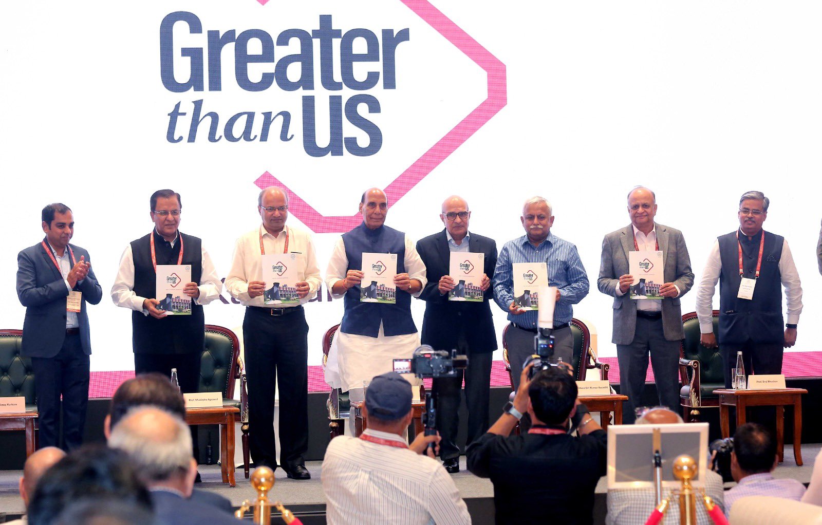 रक्षा मंत्री राजनाथ सिंह ने रक्षा क्षेत्र में विभिन्न संस्थानों के बीच घनिष्ठ सहयोग का आह्वान किया
