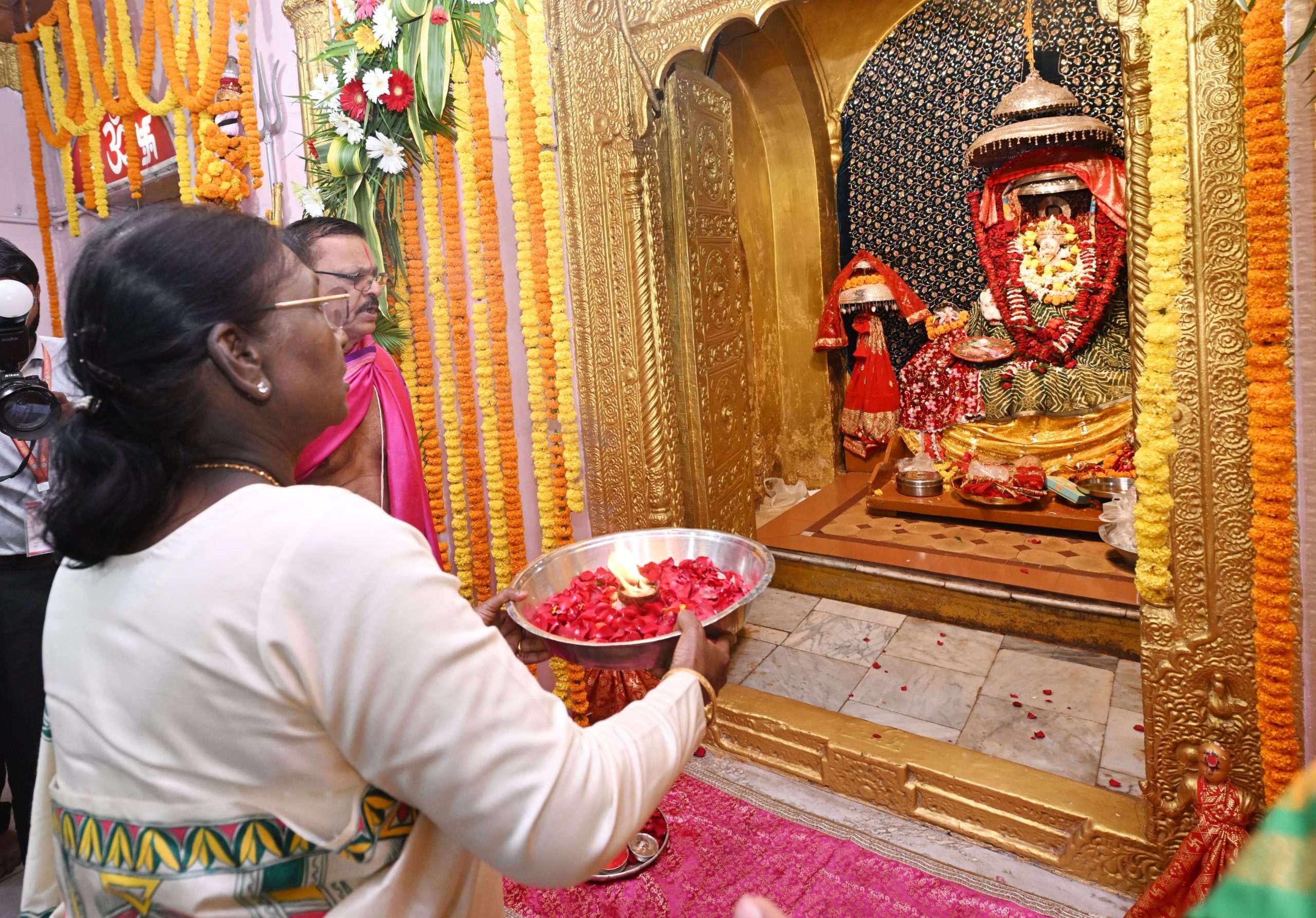 राष्ट्रपति द्रौपदी मुर्मु ने जगदलपुर स्थित मां दंतेश्वरी मंदिर में पारंपरिक विधि-विधान से पूजा-अर्चना की
