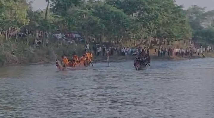 দক্ষিণ কামৰূপৰ কুকুৰমাৰাত বিজয়া দশমীৰ দিনটোত নাওখেল প্রতিযোগিতা অনুষ্ঠিত
