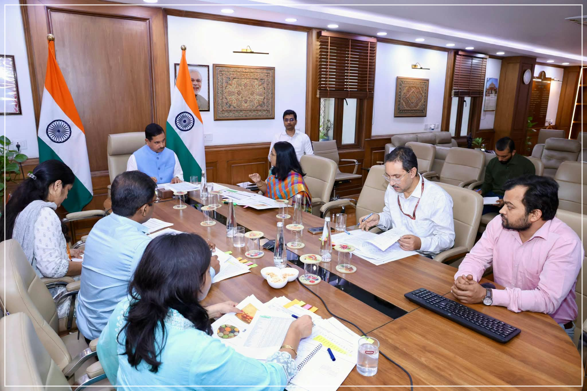 উচ্চ শিক্ষা বিভাগ আৰু বিদ্যালয় শিক্ষা তথা সাক্ষৰতা বিভাগৰ জ্যেষ্ঠ বিষয়া সকলৰ সৈতে কেন্দ্রীয় শিক্ষামন্ত্রী প্রহ্লাদ যোশীৰ বৈঠকত