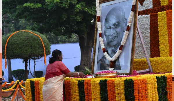 राष्ट्रपति, उपराष्ट्रपति ने सरदार वल्लभभाई पटेल को पुष्पांजलि अर्पित की
