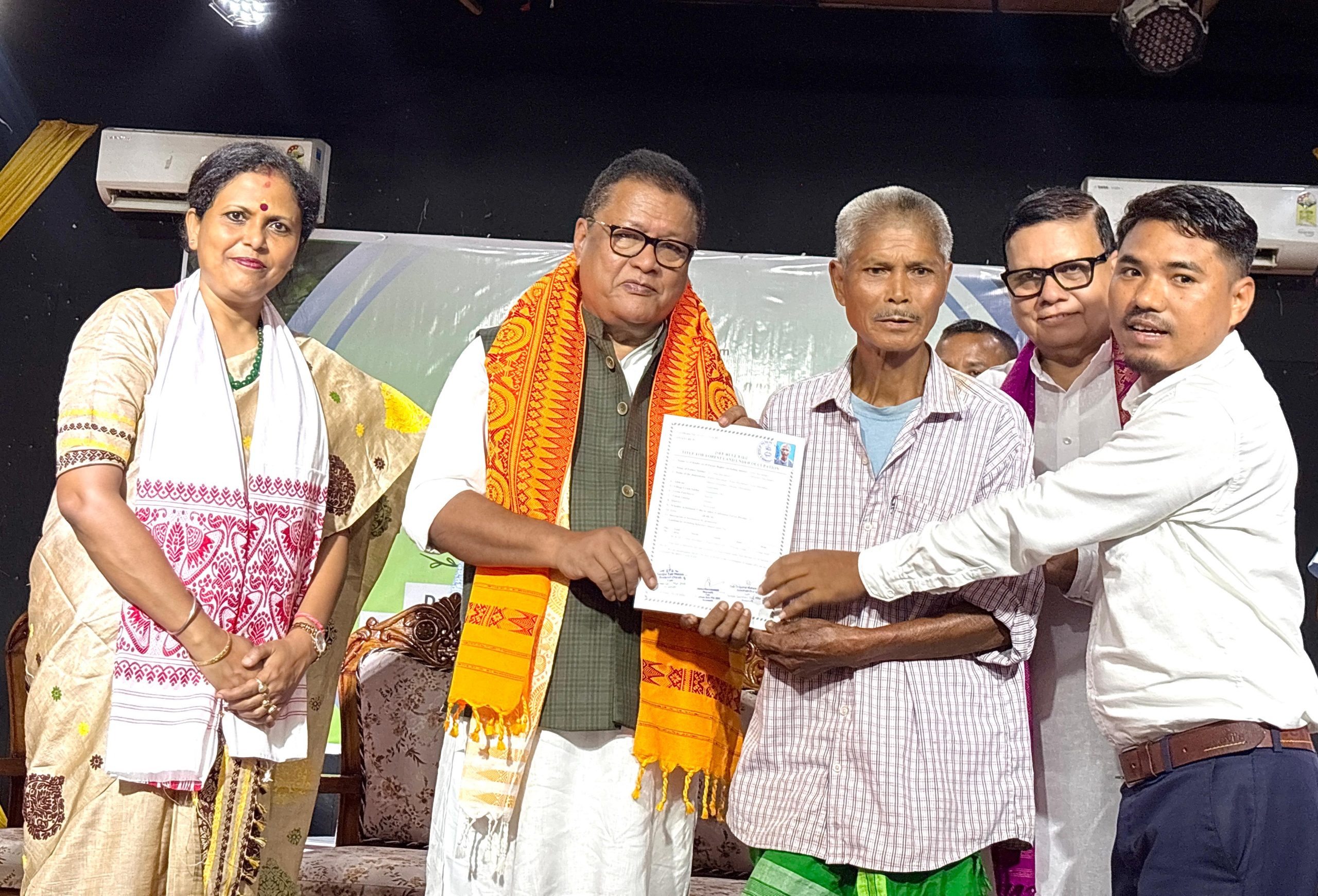 বন অধিকাৰ আইন ২০০৬ৰ অধীনত ৰাজ্যৰ বিভিন্ন ঠাইৰ হিতাধিকাৰীসকলক ভূমিস্বত্ব পত্র প্রদান