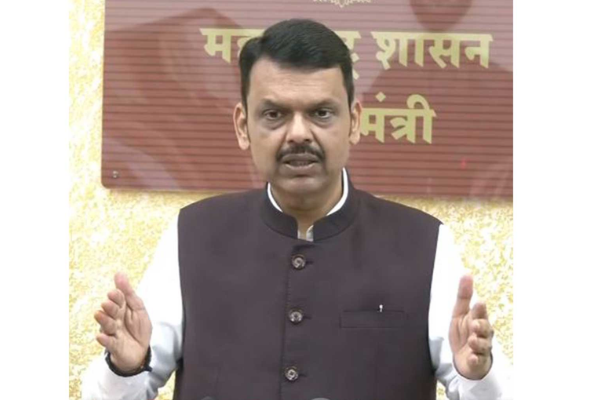 महाराष्ट्र में सूखे से निपटने और जल संरक्षण के लिए मिलकर काम करें विभाग: मुख्यमंत्री देवेंद्र फडणवीस