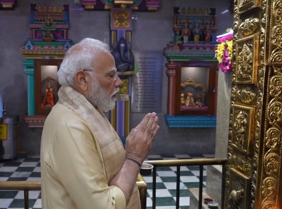 PM Modi offers prayers at Shree Vinayaka Temple in Sarojini Nagar, New Delhi