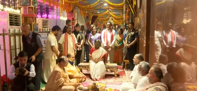 राष्ट्रपति मुर्मु ने विजयवाड़ा के श्री दुर्गा मल्लेश्वर स्वामी मंदिर में देवी कनक दुर्गा की पूजा-अर्चना की