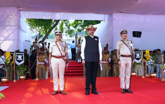 महाराष्ट्र: मुख्यमंत्री देवेंद्र फडणवीस ने ड्यूटी के दौरान जान गंवाने वाले पुलिसकर्मियों को दी श्रद्धांजलि