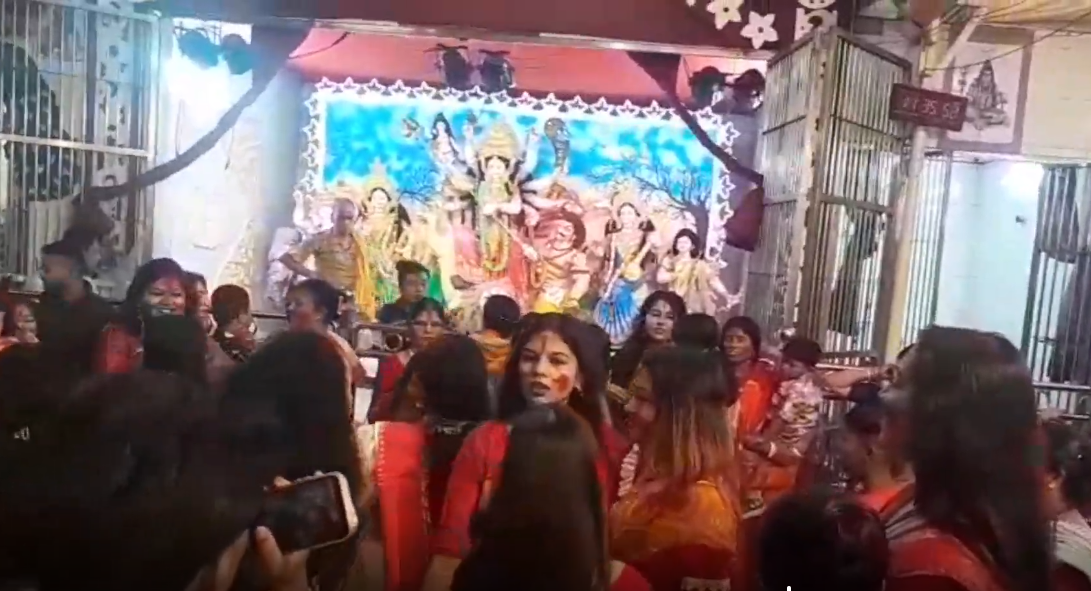 बांग्लादेश: श्रद्धा और पारंपरिक रीति-रिवाजों के साथ मनाया जा रहा विजय दशमी का त्योहार