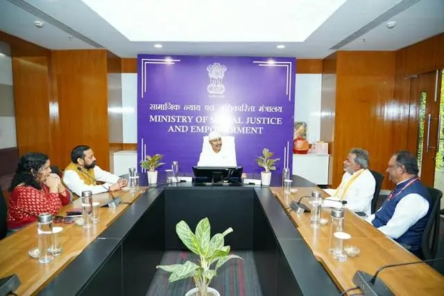 চাফাই কৰ্মচাৰীসকলৰ বাবে থকা ৰাষ্ট্ৰীয় আয়োগৰ বিষয়াসকলৰ সৈতে কেন্দ্ৰীয় মন্ত্ৰী ড০ বিৰেন্দ্ৰ কুমাৰৰ বৈঠক
