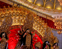 कोलकाता में दुर्गा पूजा उत्सव की धूम, ढाक की गूंज से पूरा शहर