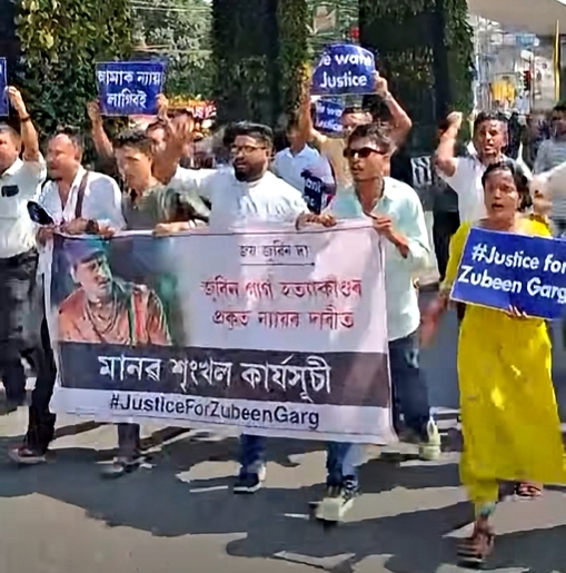জুবিন গাৰ্গৰ মৃত্যুৰ ঘটনাৰ সঠিক ন্যায়ৰ দাবীত অসম সচিবালয়ৰ সন্মুখত শতাধিক লোকৰ মানৱশৃংখল গঠন