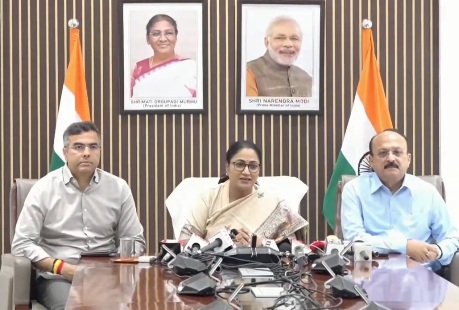 दिल्ली सरकार ने प्रधानमंत्री नरेन्‍द्र मोदी के जनसेवा के 25 वर्ष पूरे करने पर एक संकल्प पारित किया